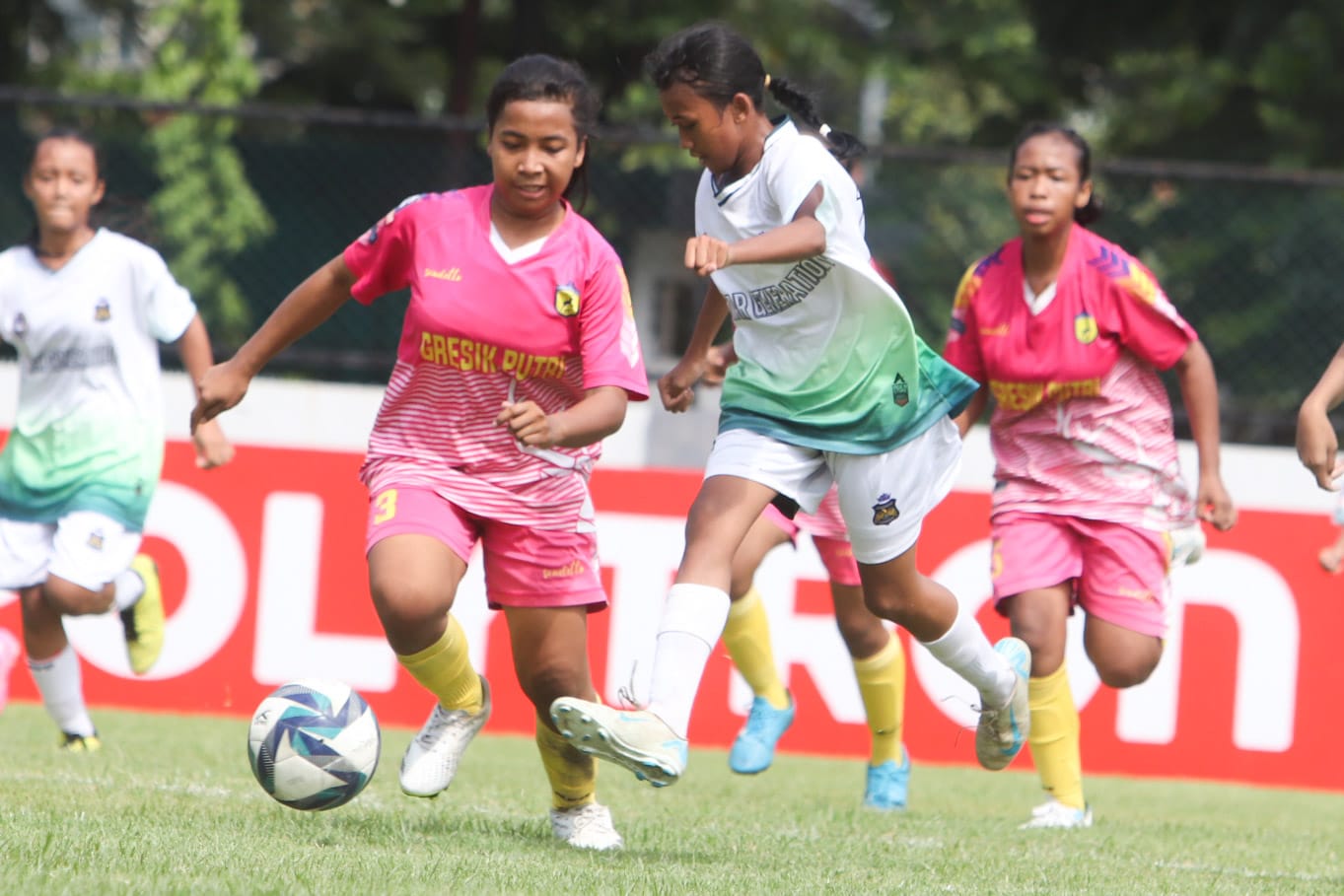 Persegres Putri akhirnya raih poin.