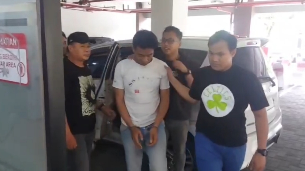 DITAHAN : Tersangka WE (baju putih) saat diamankan di Ditreskrimum Polda Jatim, terkait kasus perusakan rumah Nenek Elina di Surabaya. (IST/RADAR SURABAYA)