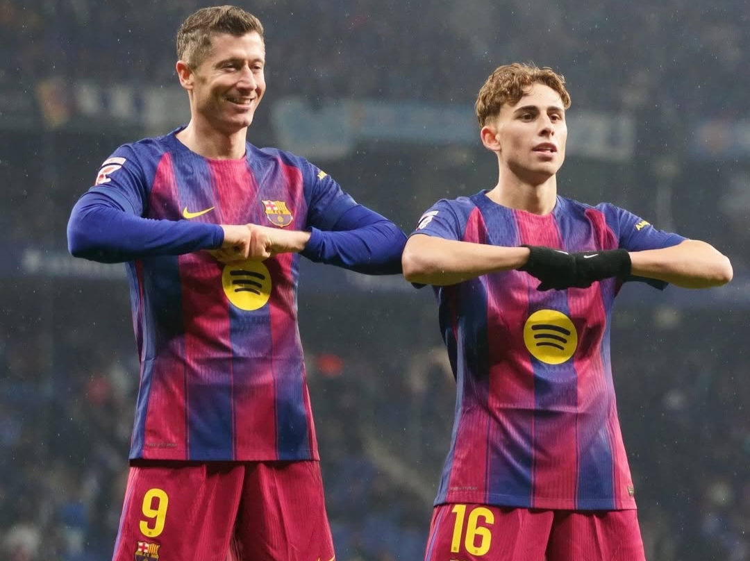 Robert Lewandowski (kiri) dan Fermin Lopez.