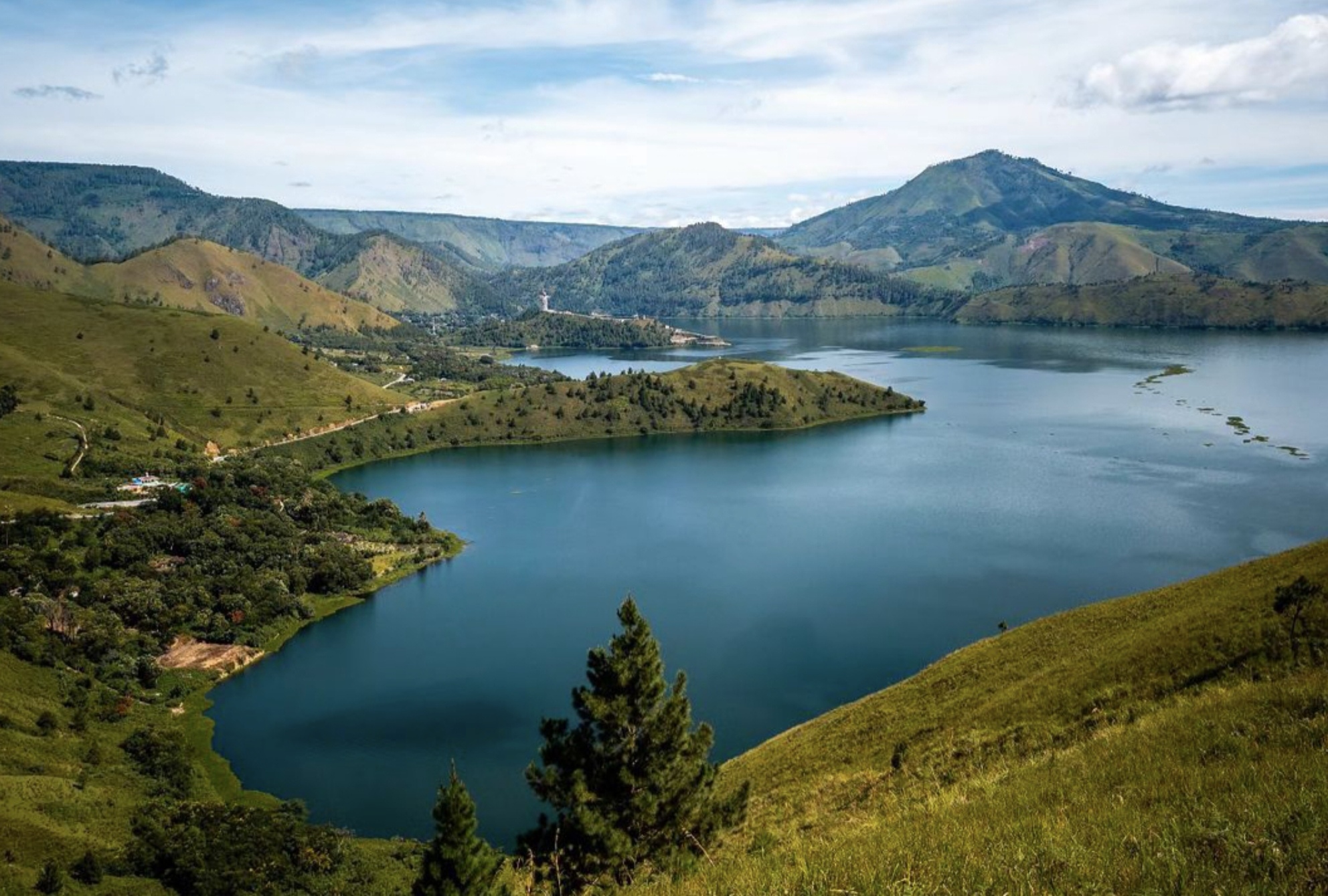 Seorang mahasiswi meninggal tenggelam di Danau Toba setelah menyelamatkan empat temannya.