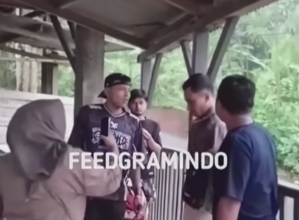 Tangkapan layar pemuda di Garut yang diintimidasi keluarga kepala desa usai kritik jalan desa yang rusak.
