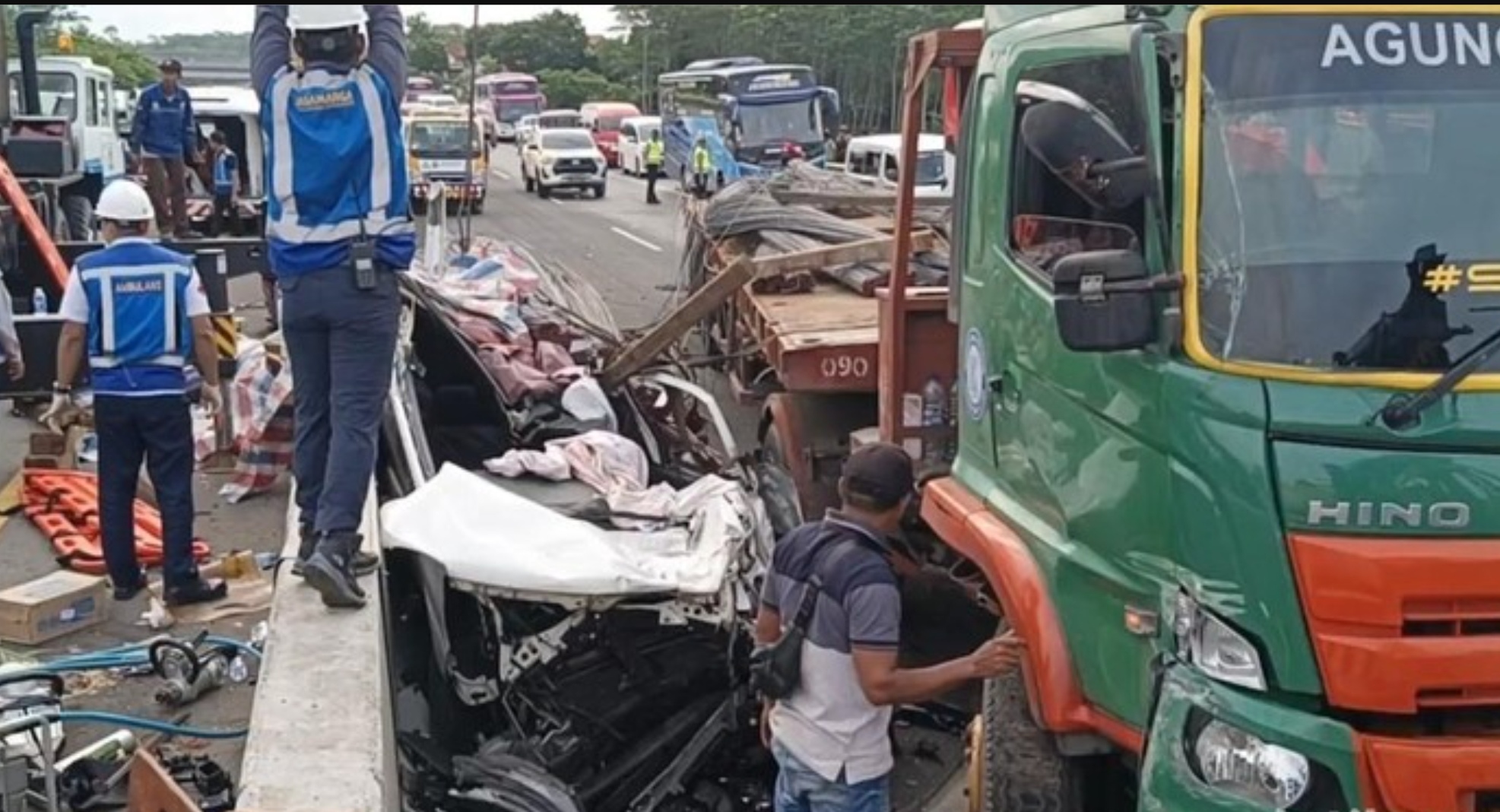 HANCUR: Kendaraan yang terlibat kecelakaan beruntun akibat muatan besi terlepas dari truk di Tol Batang&ndash;Semarang KM 354.