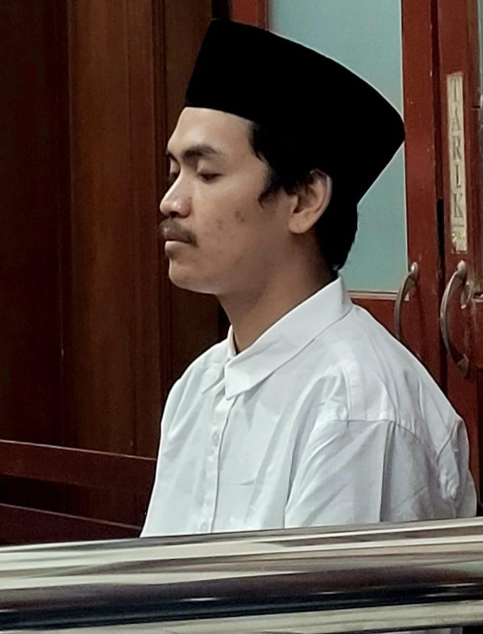 TANGGUNG JAWAB: Terdakwa Umbar Lois Gustafo saat disidang di PN Surabaya. Ia menganiaya korban hingga mengalami kebutaan permanen gara-gara utang Rp 100 ribu.(IST/RADAR SURABAYA)