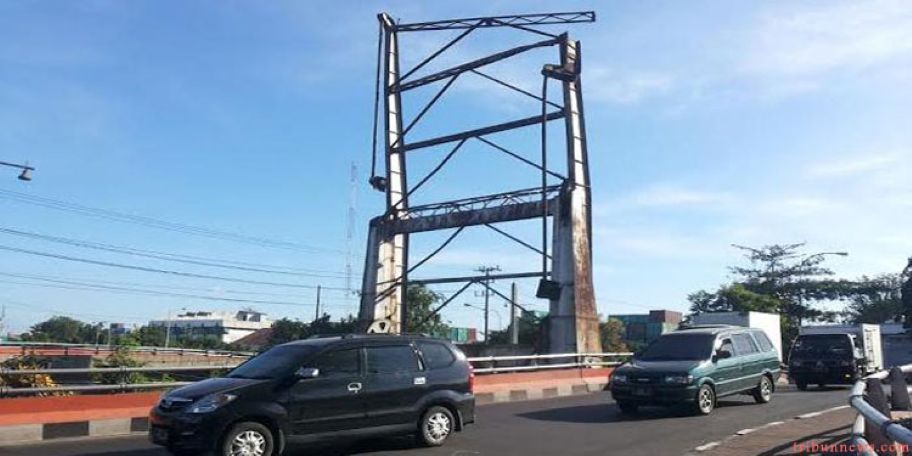 MELENGGANG: Sejumlah kendaraan melewati samping Jembatan Petekan Surabaya.