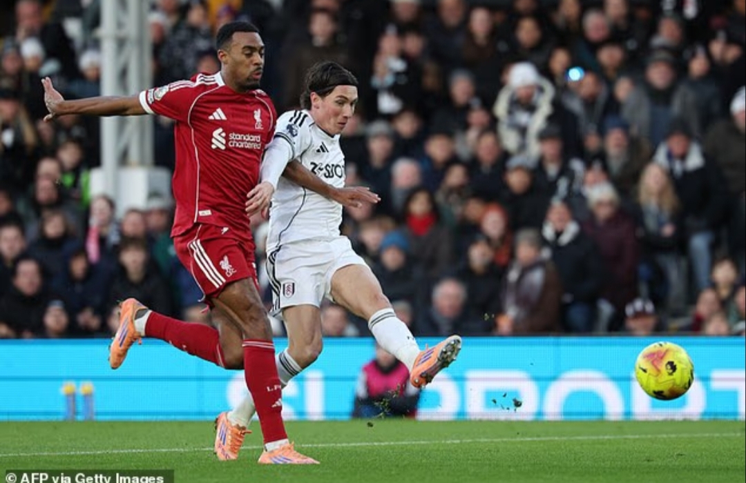 Mantan pemain Liverpool Harry Wilson (kanan) bawa Fulham unggul lebih dulu.