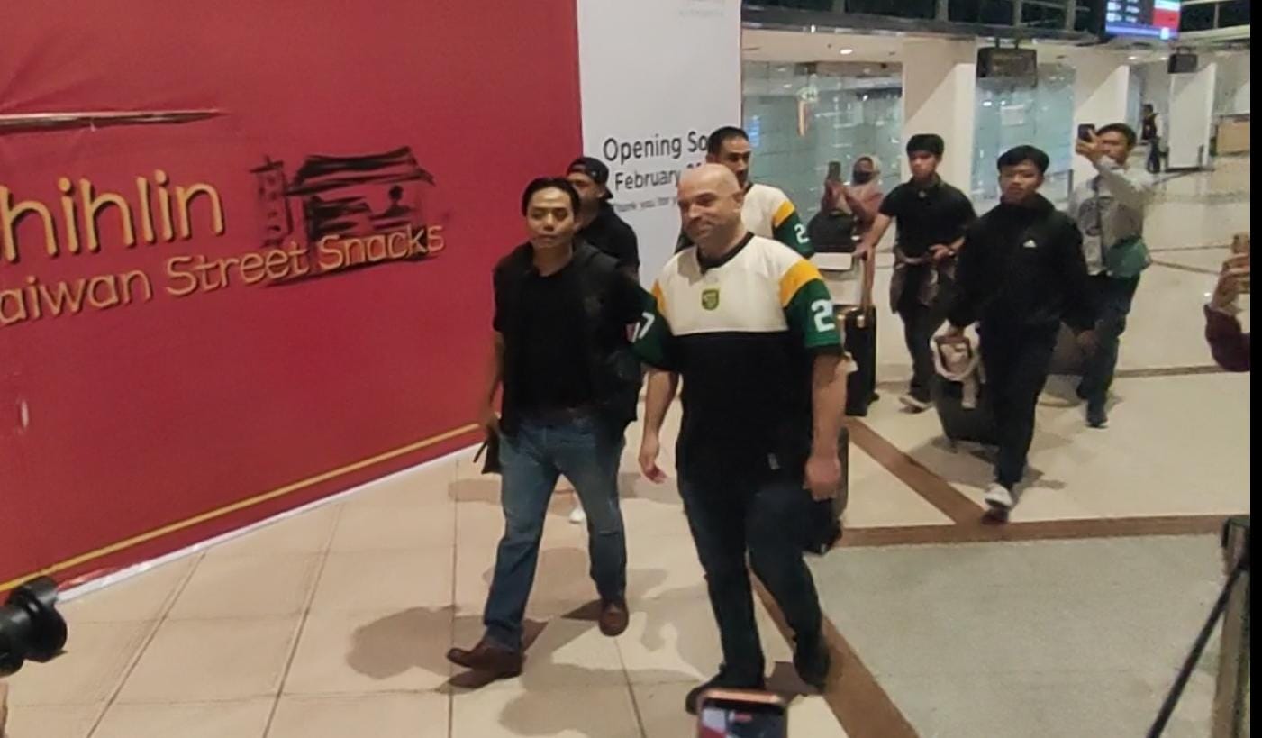 Pelatih Persebaya Surabaya, Bernardo Tavares, saat tiba di Bandara Internasional Juanda, Minggu (4/1) malam.