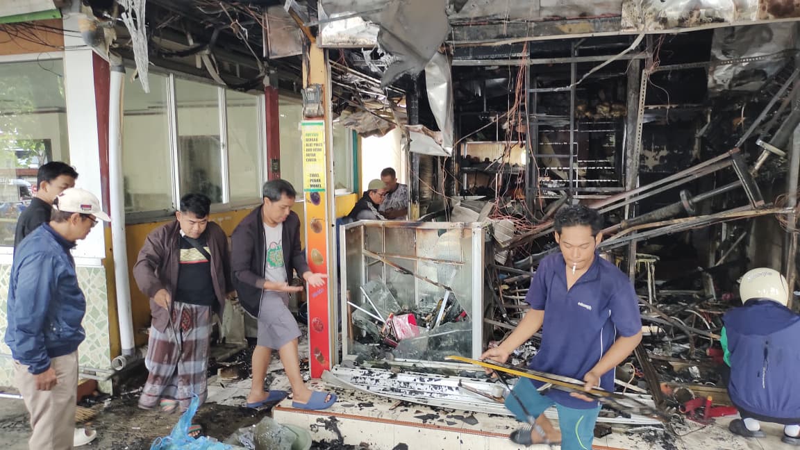 HANGUS : Kondisi toko batu permata dan akik di Jalan Kayoon, Surabaya ludes terbakar, Senin (5/1).(IST/RADAR SURABAYA)