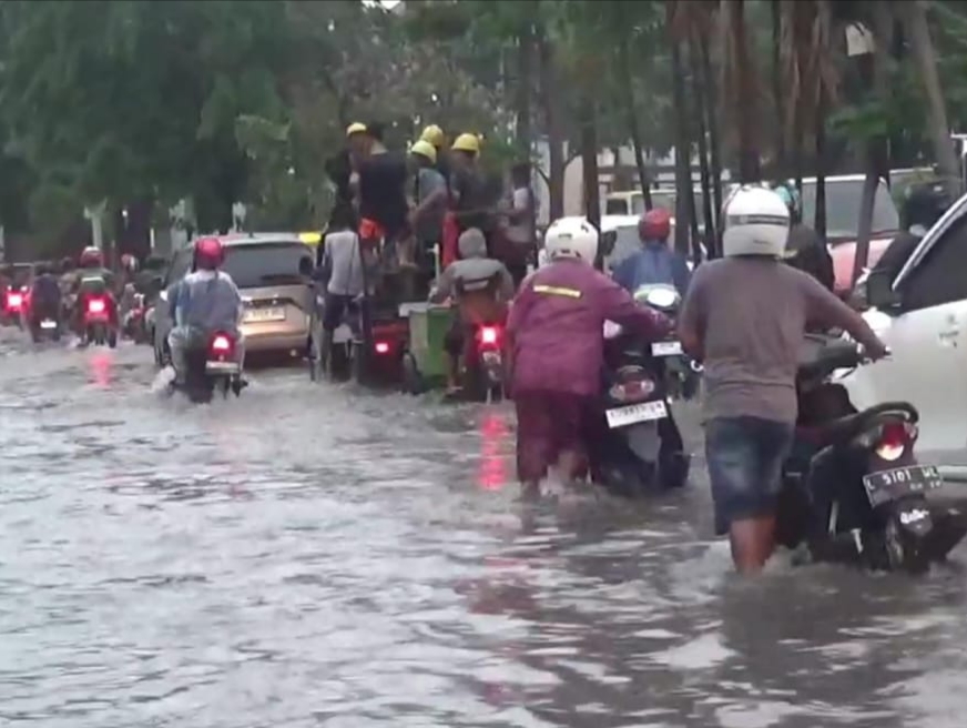 Genangan parah di kawasan Simo Surabaya. (RAHMAT SUDRAJAT/RADAR SURABAYA)