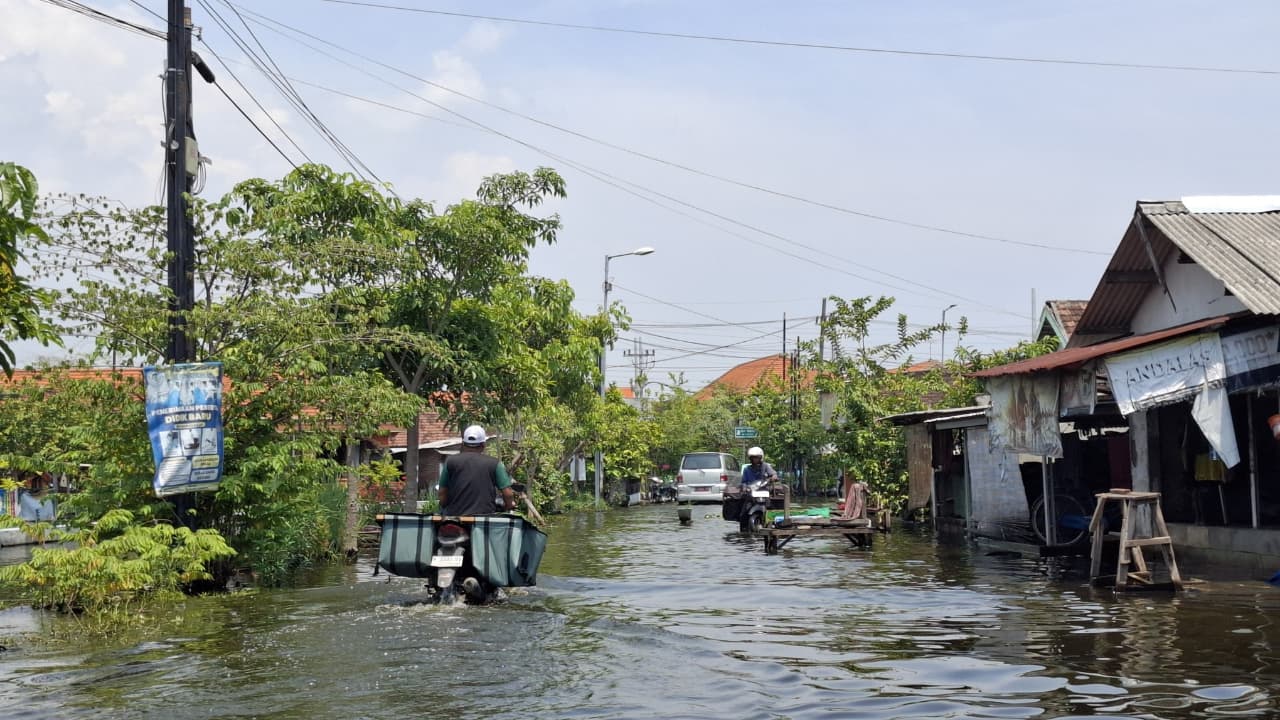 MERESAHKAN: Banjir masih menggenangi kawasan Desa Kedungbanteng, Kecamatan Tanggulangin, Sidoarjo. (DIKY SANSIRI/RADAR SIDOARJO)
