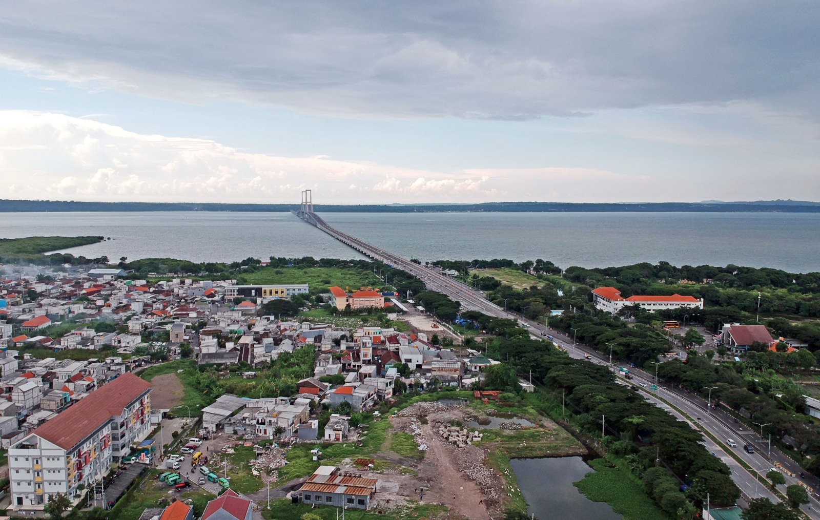 LOKASI STRATEGIS: Kawasan pesisir kaki Suramadu punya akses jalan besar untuk pengembangan usaha. (PUGUH SUJIATMIKO/JAWA POS)