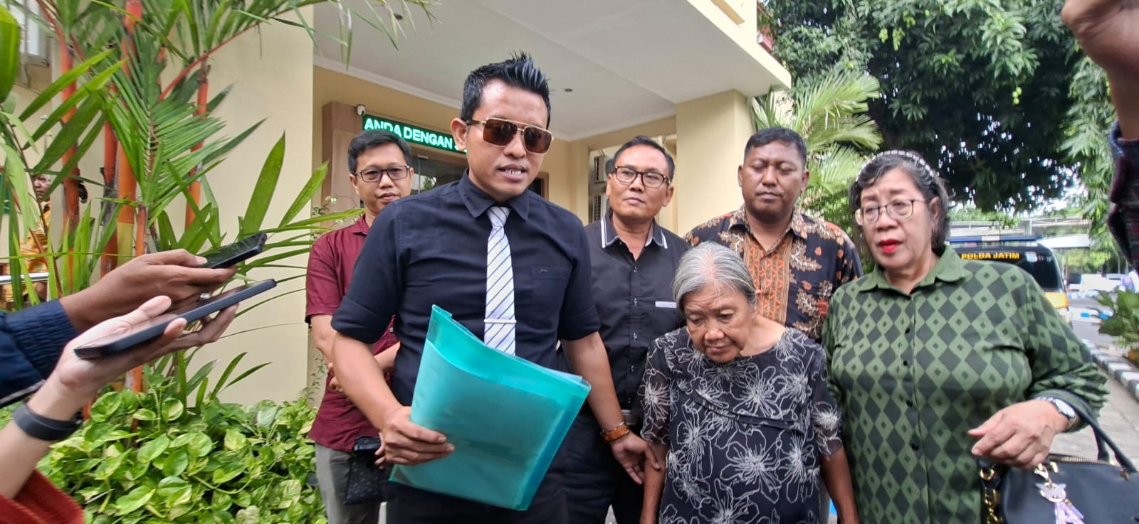 PELAPORAN: Kuasa hukum dan Nenek Elina saat melaporkan dugaan pemalsuan surat tanah ke Polda Jatim.(MAHRUS/RADAR SURABAYA)