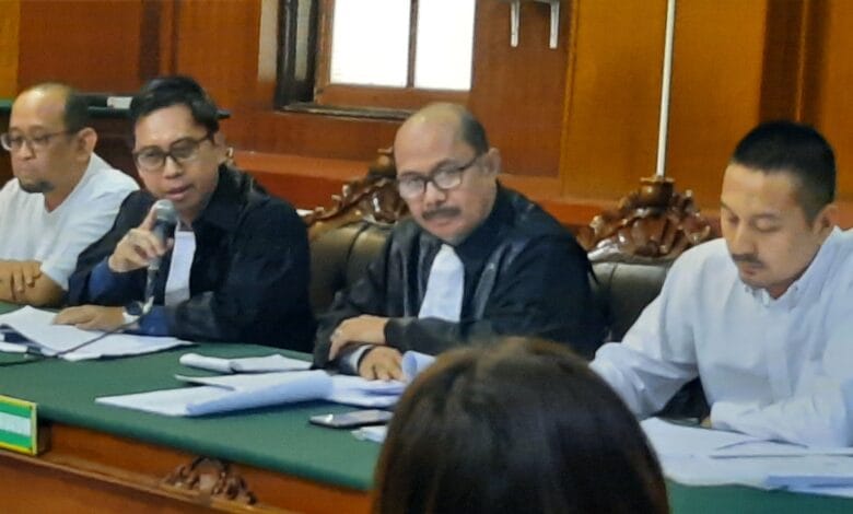PESAKITAN: Dua terdakwa (berkemeja) kasus&nbsp; penipuan investasi solar saat sidang tuntutan di PN Surabaya. (IST/RADAR SURABAYA)