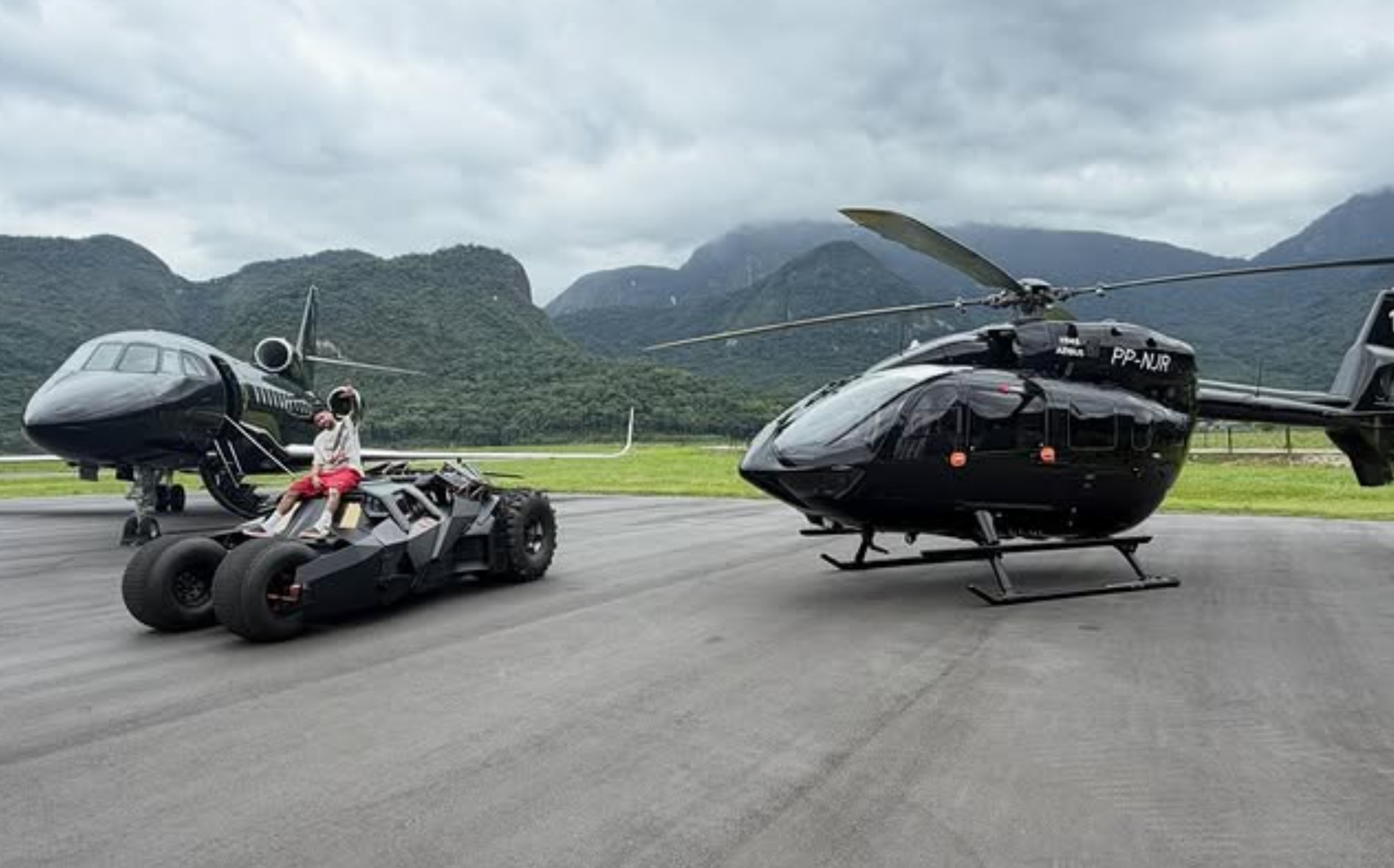 SUPER MEWAH: Neymar dengan Batmobile, helikopter, jet pribadi koleksinya.