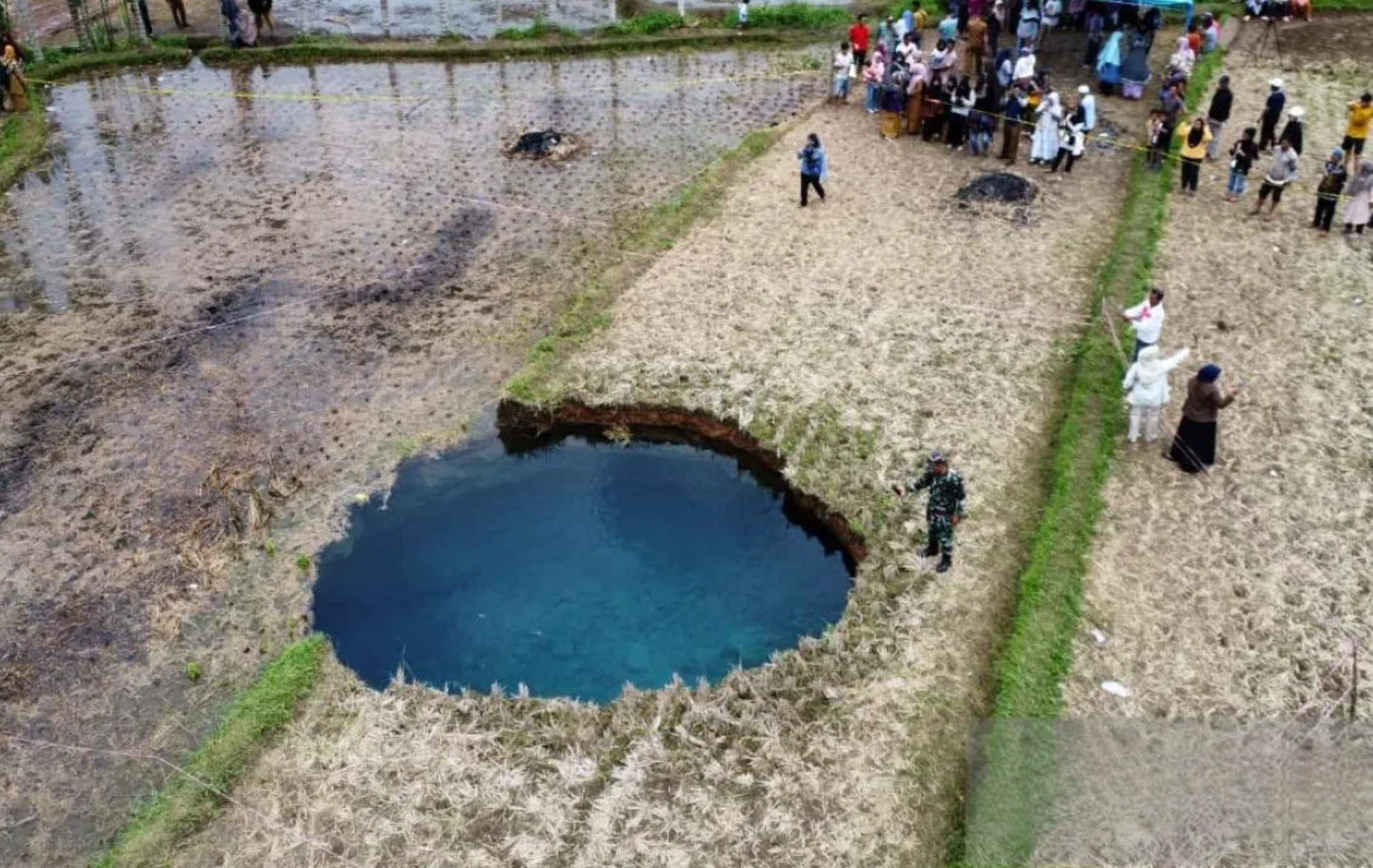 Sinkhole di Nagari Situjua Batua, Limapuluh Kota, Sumatera Barat yang muncul dipersawahan.