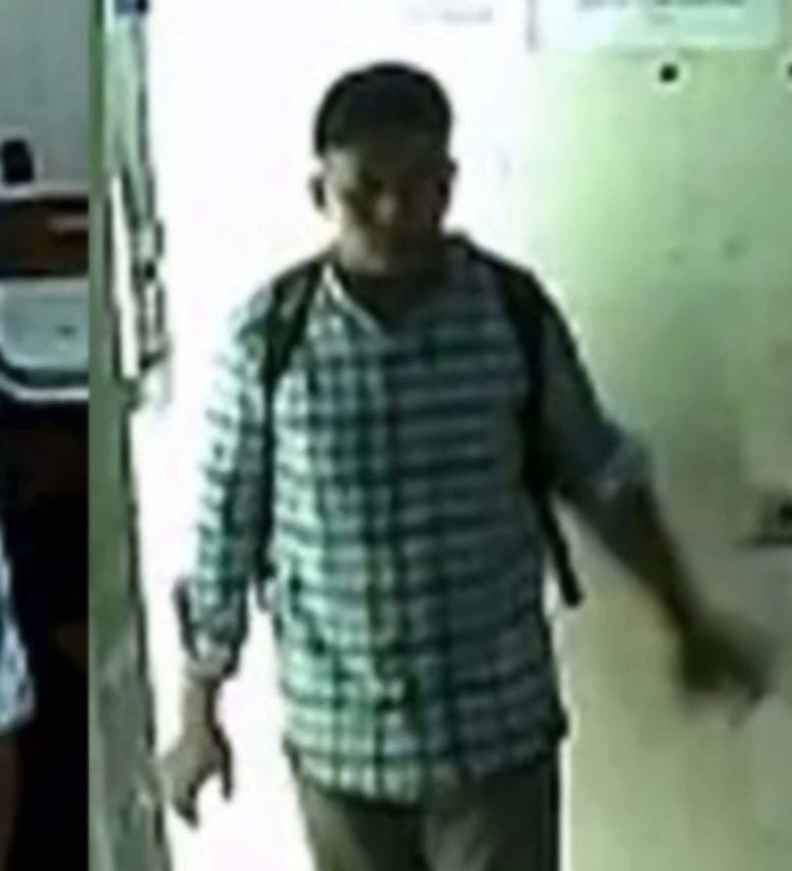 TEREKAM: Pelaku saat berada di sekolah mengaku teknisi wifi. Ia membawa lari laptop di sekolah kawasan Jalan Kapas Madya,Tambaksari, Surabaya.(IST/RADAR SURABAYA)