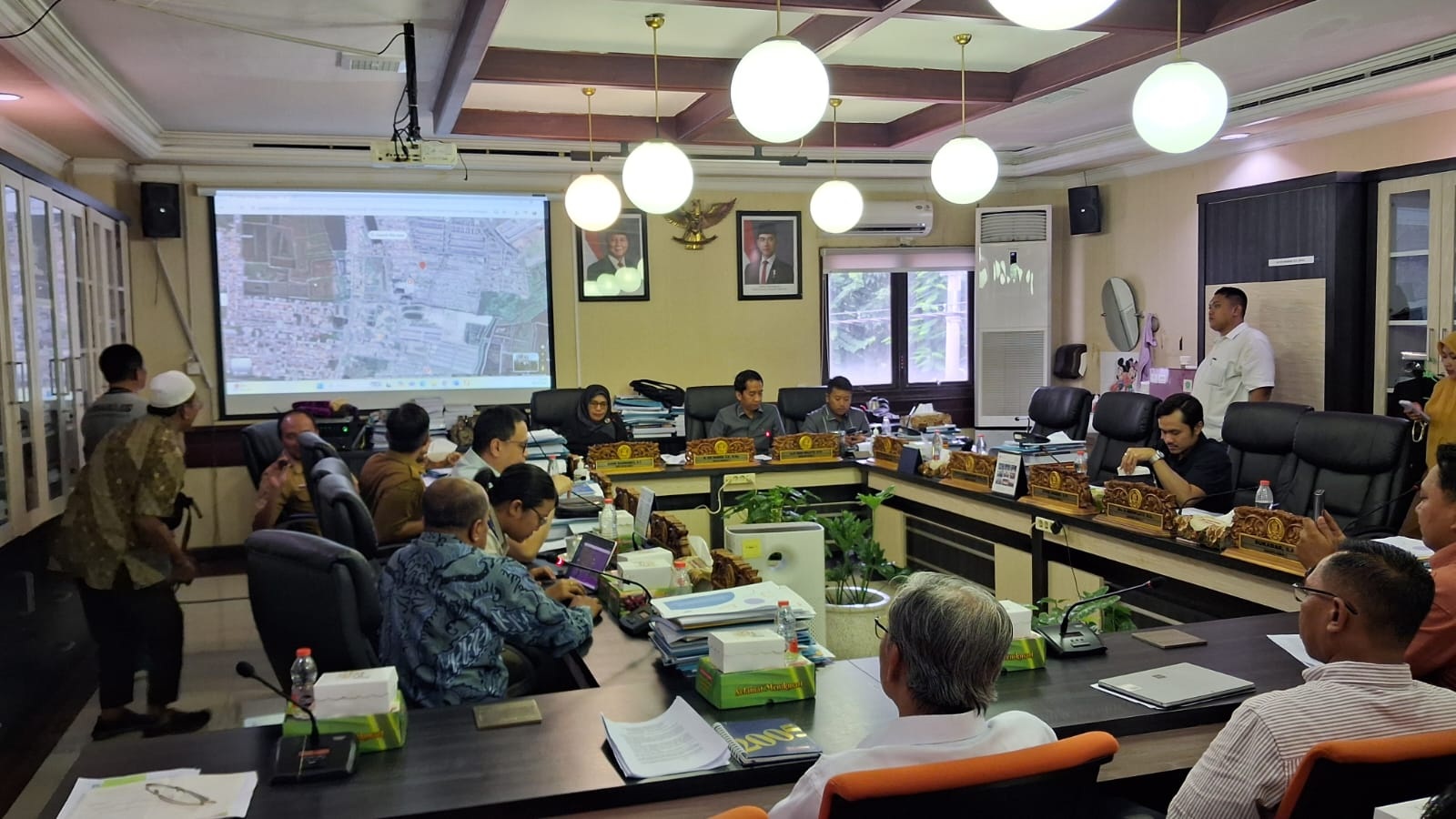 Warga Sukolilo mengadukan persoalan jembatan baru kepada Komisi C DPRD Surabaya. (DIMAS MAHENDRA/RADAR SURABAYA
