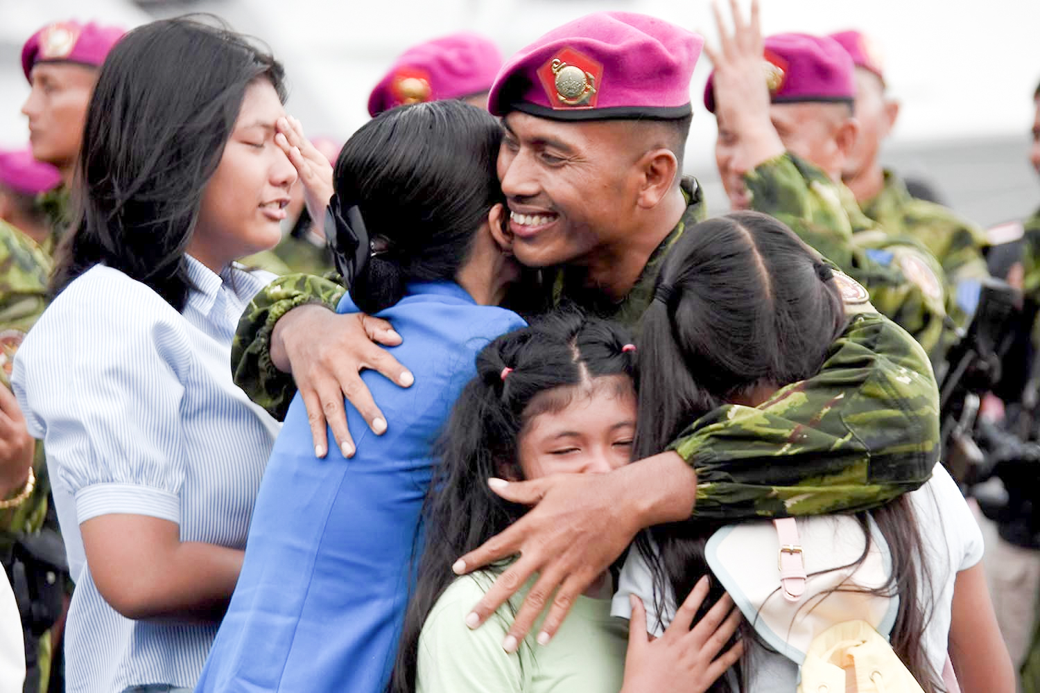Prajurit Yonif 1 Marinir disambut keluarga mereka saat di Dermaga Semampir Ujung, Surabaya, setelah menjalankan tugas pengamanan di wilayah perbatasan negara. (IST)