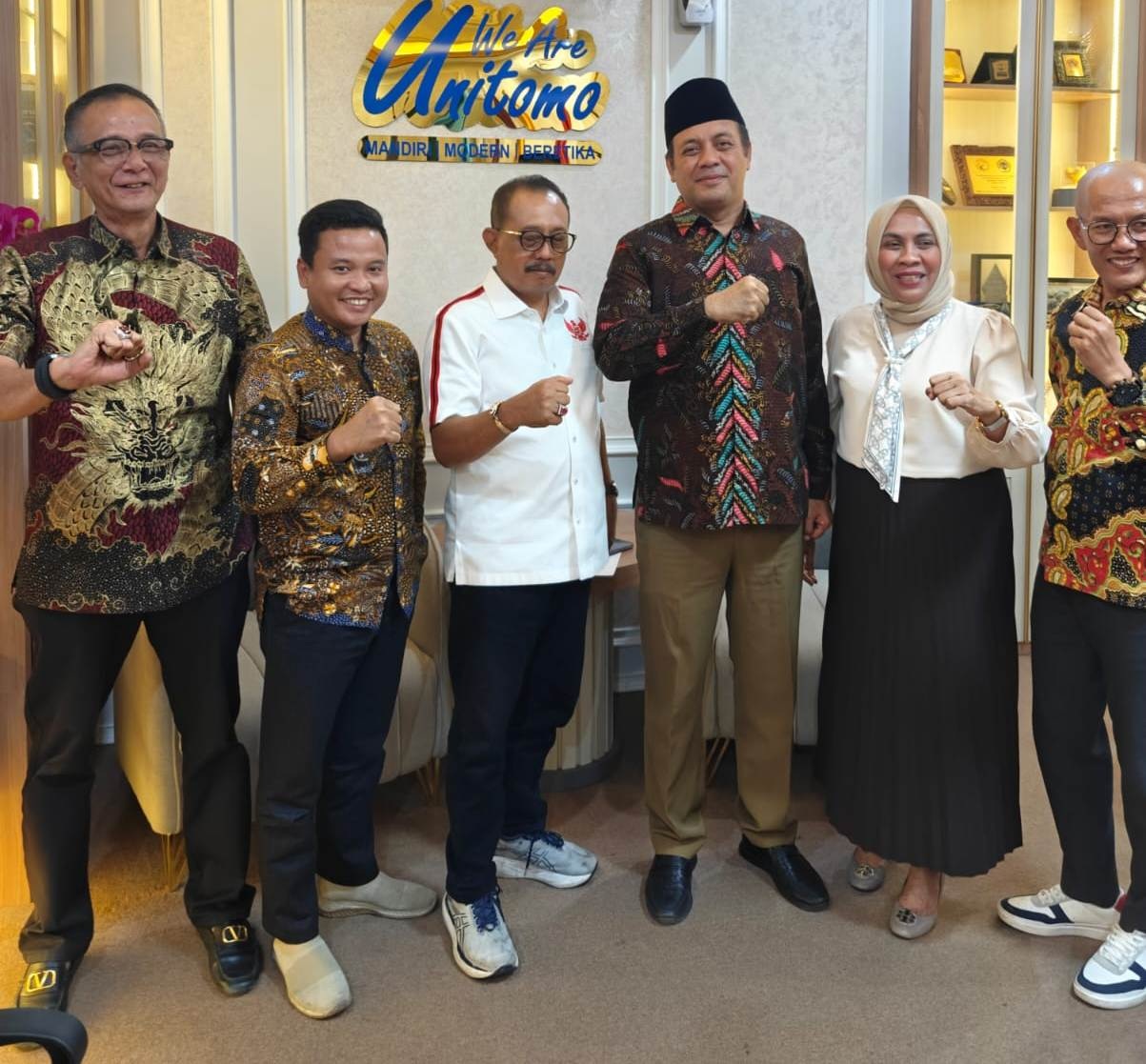 Wawali Surabaya Armuji bersama pengurus DPP Madas dan pimpinan Unitomo Surabaya saat mediasi. (IST)