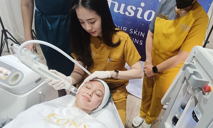 PERAWATAN KULIT WAJAH: Seorang pasien mendapatkan perawatan kulit wajah, dari dokter kecantikan, di salah satu klinik kecantikan di Surabaya.