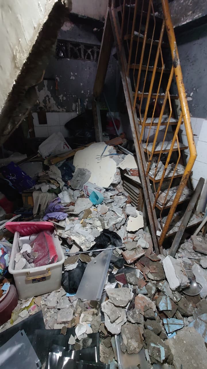 RUNTUH: Kondisi reruntuhan lantai dua rumah yang ambruk di Jalan Dupak Timur, Surabaya. (IST/RADAR SURABAYA)