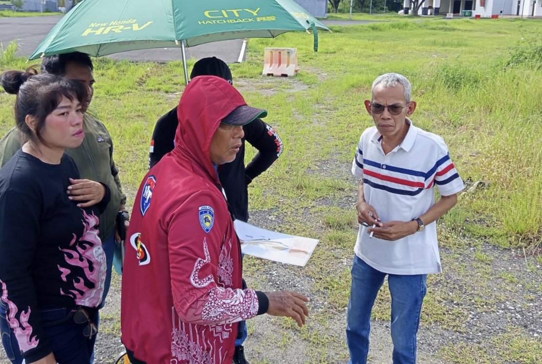 Ketua Ikatan Motor Indonesia (IMI) Kota Surabaya Samsurin (kanan).