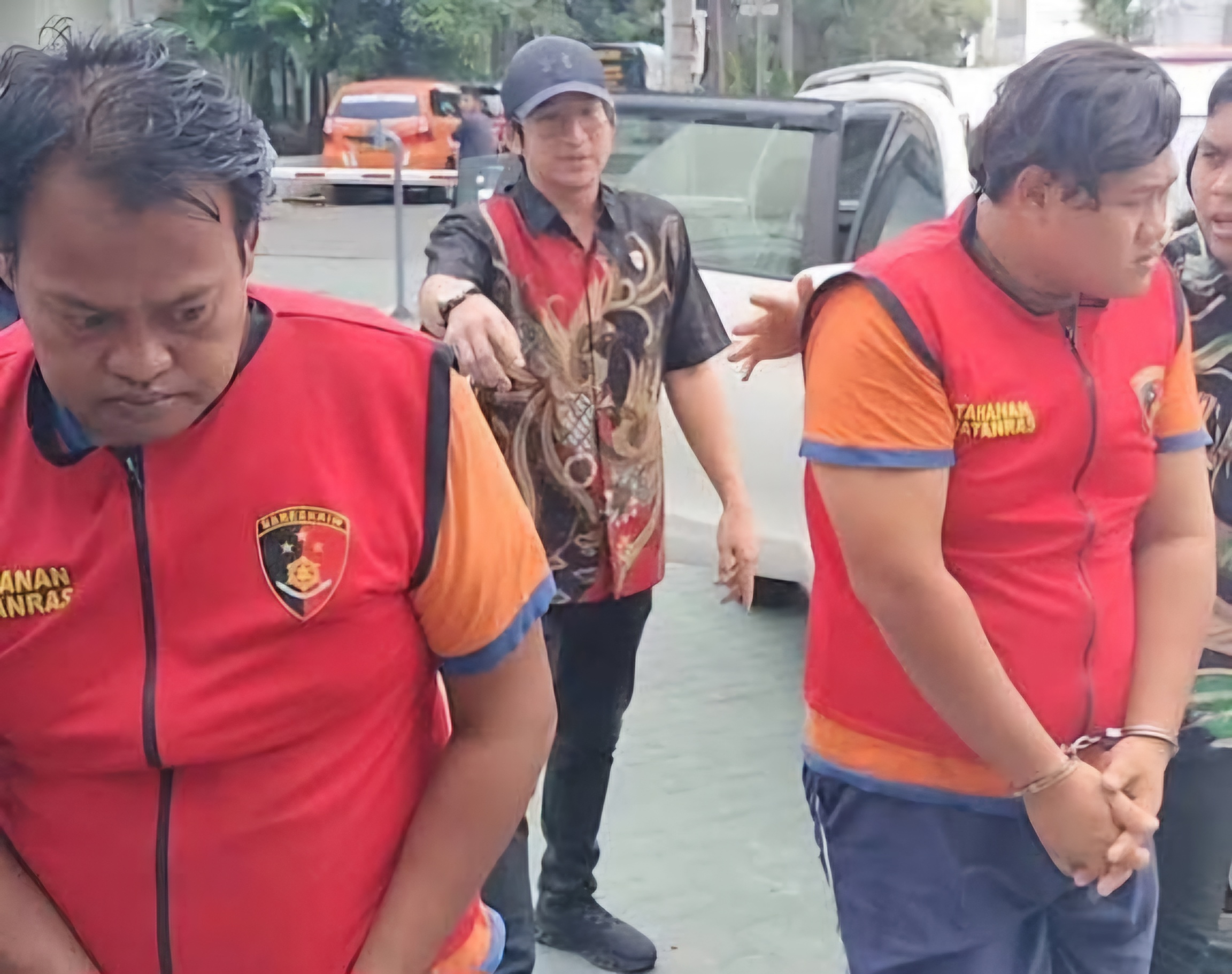 LENGKAP: Berkas dua tersangka pencuri lampu hias di Kota Lama, Surabaya, dilimpahkan ke Keajri Tanjung Perak. (IST/RADAR SURABAYA)
