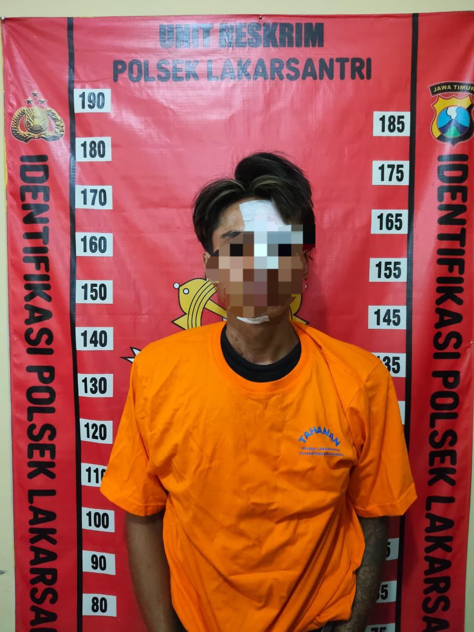 BONYOK: Pelaku diamankan setelah dihajar massa usai mencuri motor di minimarket kawasan Lakarsantri, Surabaya. (IST/RADAR SURABAYA)