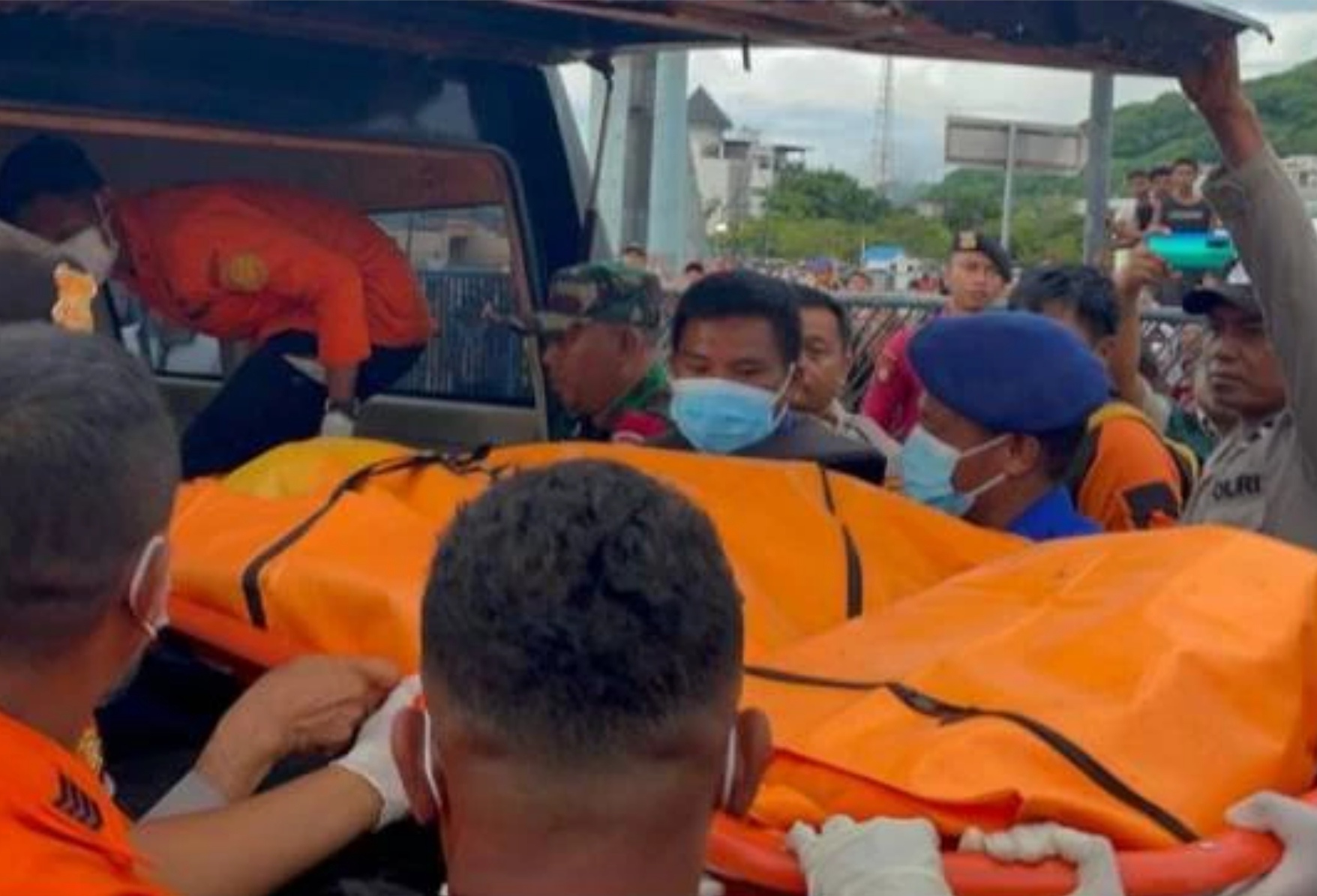 Evakuasi jenazah korban KM Putri Sakinah yang berhasil ditemukan di dalam bangkai kapal.
