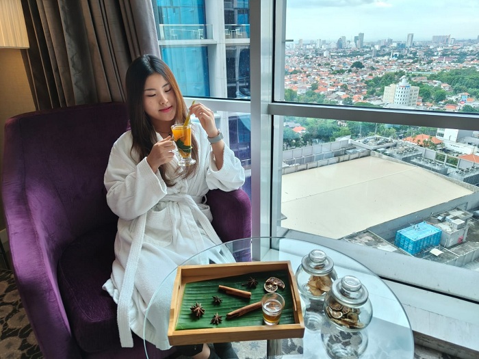 TRADISIONAL DAN MODERN: Sharon Gloria menikmati minuman herbal yang menggunakan bahan rempah-rempah dari Jawa, yang bisa disajikan mocktail atau cocktail, di Hotel Ciputra World, Surabaya, Rabu (7/1).