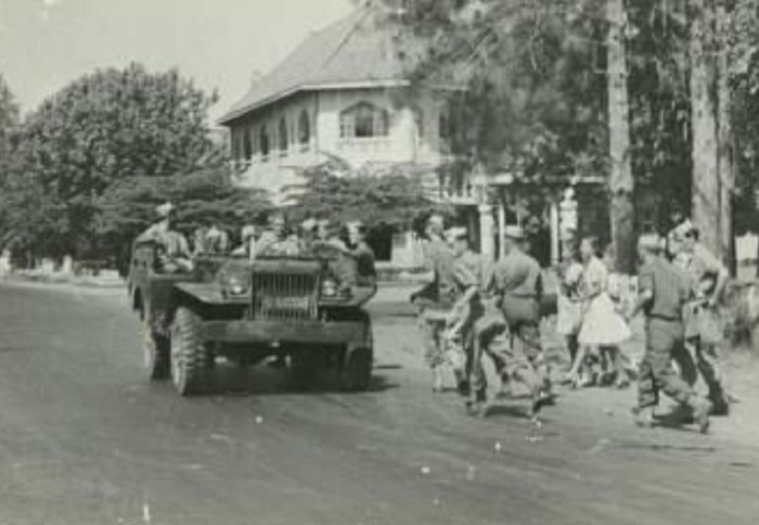 PEREMPATAN DARMO: Kendaraan militer sekutu saat melintas di persimpangan Jalan Raya Darmo Surabaya yang merupakan kawasan kota atas di era Pemerintah Gumeente Soerabaja.&nbsp;