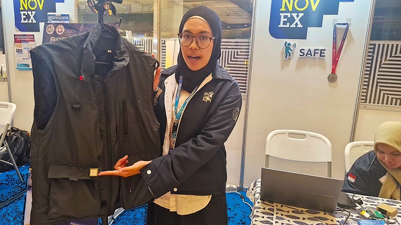 INOVASI: Salah satu mahasiswa menjelaskan keunggulan Safe, rompi pintar untuk lansia yang dirancang oleh tim mahasiswa Departemen Teknik Biomedik ITS.