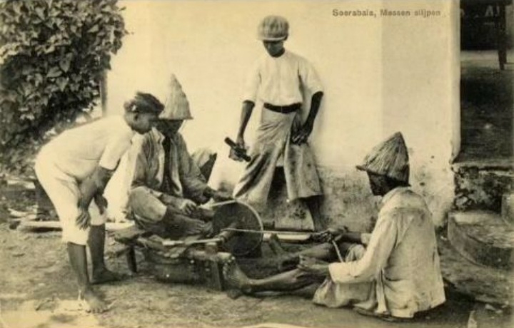 KELILING: Tukang asah pisau di Surabaya yang ada sejak tahun 1910.