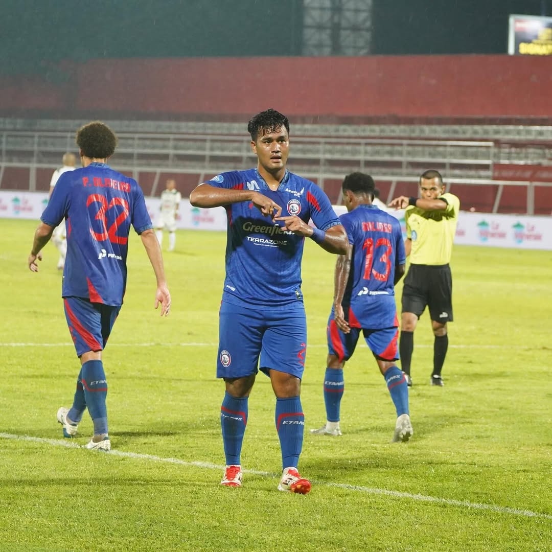 ENERJIK: Gelandang serang Muhammad Rafli saat membela Arema FC.  (INSTAGRAM AREMA)
