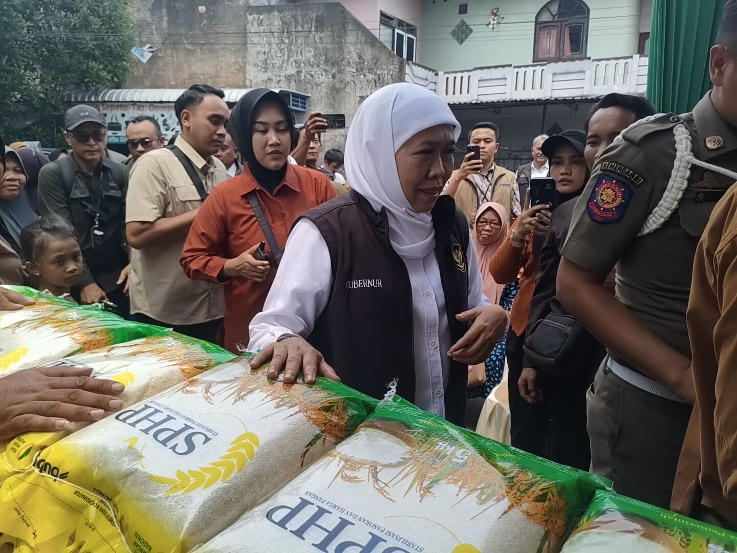 SIDAK: Gubernur Jawa Timur Khofifah Indar Parawansa menggelar Pasar Murah di Pasar Wisata Tanggulangin, Sidoarjo, Kamis (8/1). (DIKY SANSIRI/RADAR SIDOARJO)
