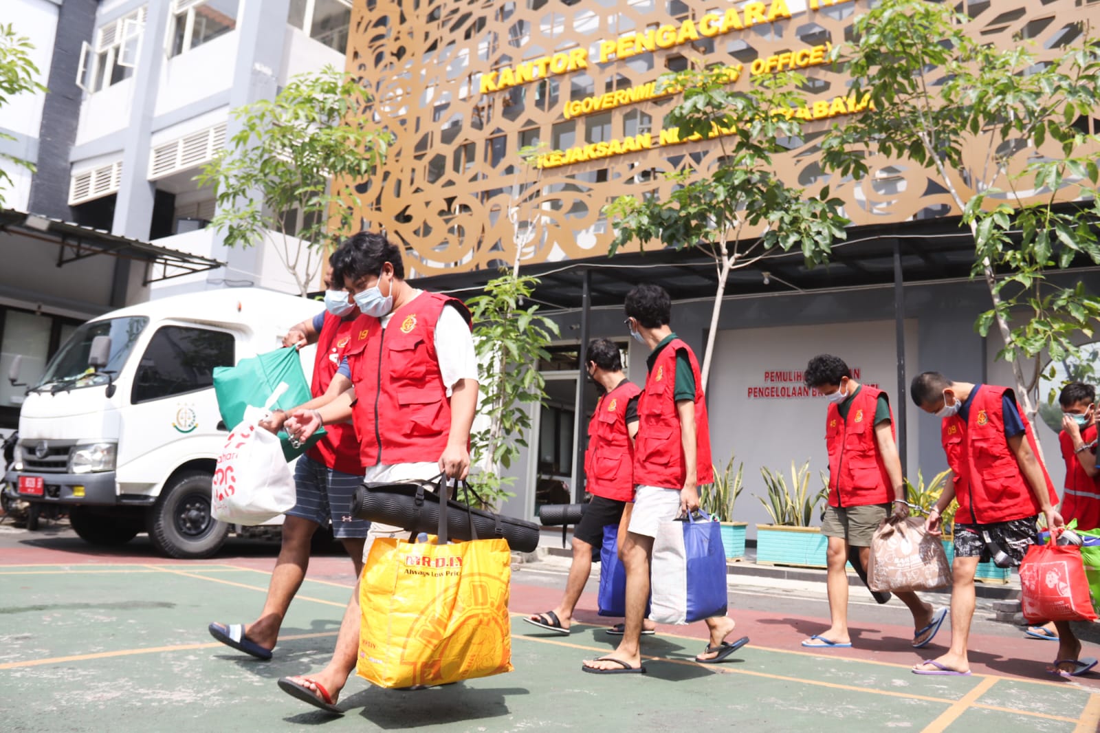 TAHAP DUA: Sebanyak 34 tersangka kasus pesta gay menuju mobil tahanan setelah menjalani pemeriksaan tahap dua di Kejari Surabaya, Kamis (8/1).(ANDY SATRIA/RADAR SURABAYA)