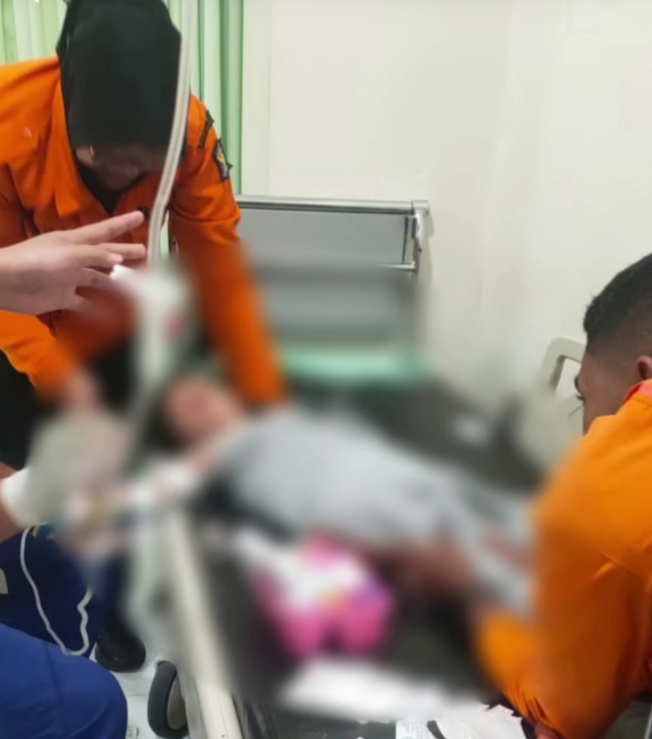 DIRAWAT: Balita menjadi korban kebakaran rumah di Jalan Simo Gunung, Surabaya, bersama penghuni lainnya. Total enam penghuni menjadi korban kebakaran kali ini. (IST/RADAR SURABAYA)