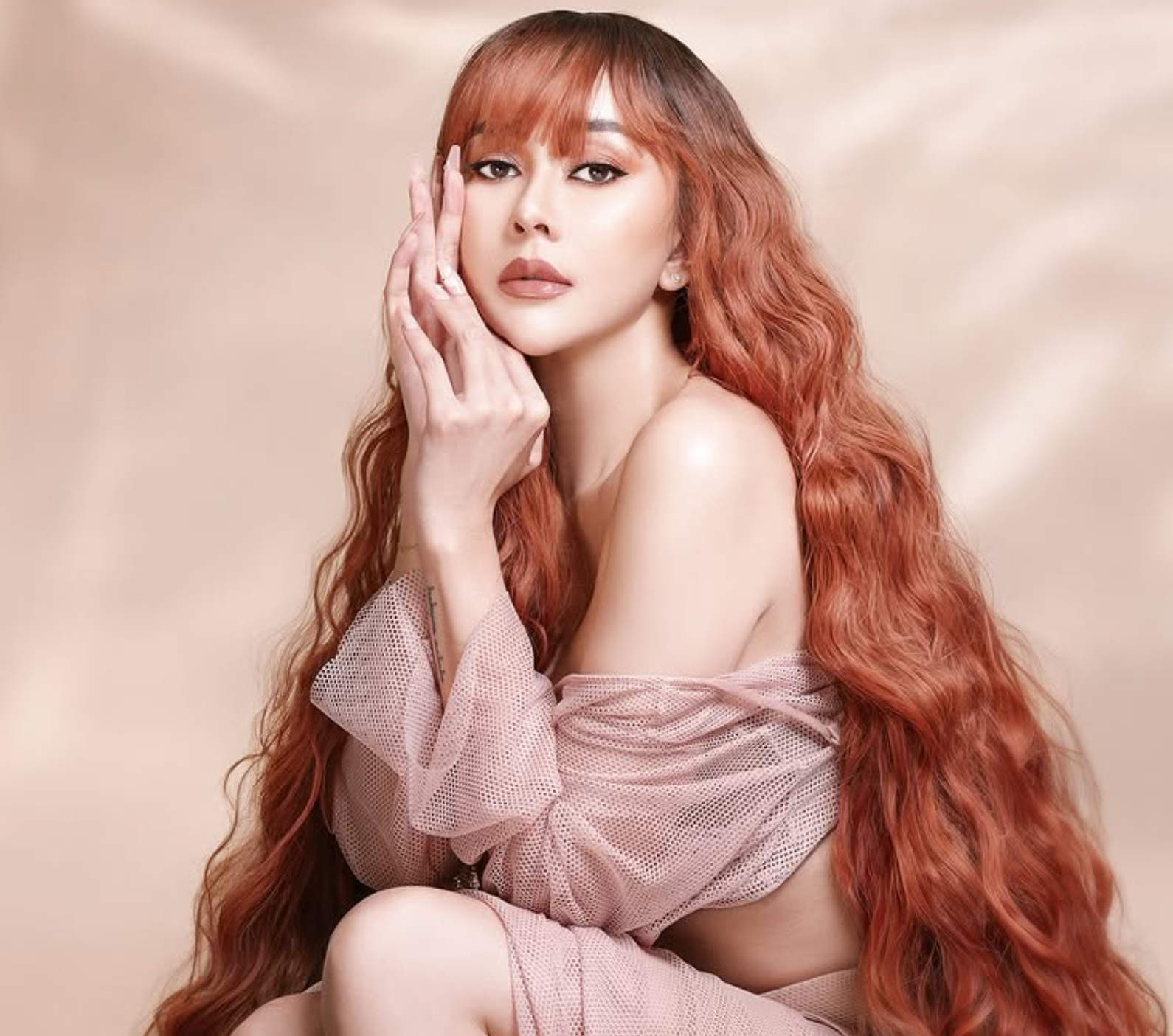Artis Aura Kasih mendadak mengubah nama akun Instagram pribadinya .