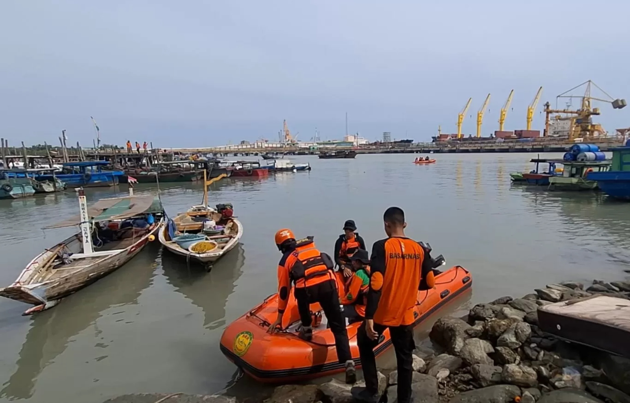 Personel Tim SAR gabungan saat melakukan pencairan nelayan asal Lumpur yang hilang di perairan Gresik.