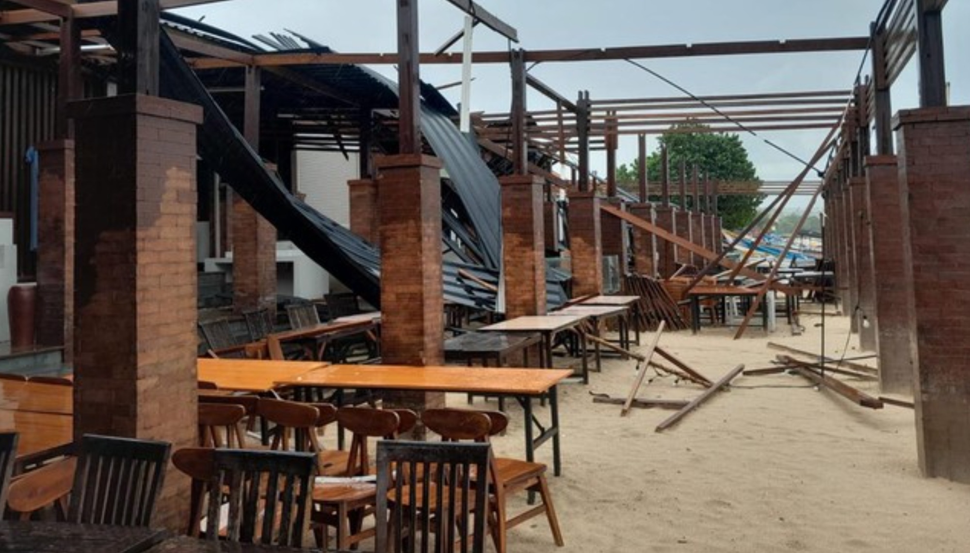 Kafe di kawasan Jimbaran, Kecamatan Kuta Selatan mengalami kerusakan akibat angin kencang.