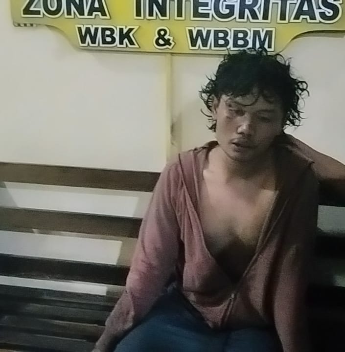 BABAK BELUR: Terduga pelaku pencurian tabung elpiji yang sempat dihajar massa di Sedati, Sidoarjo. (IST/RADAR SURABAYA)