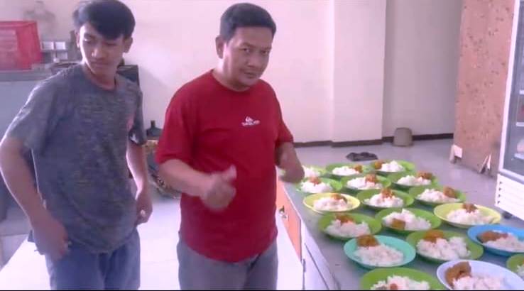 BERKAH: Mulai pukul 12.00 hingga 12.30, tak kurang dari 100 porsi makanan habis dibagikan.
