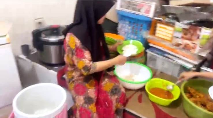 RUTIN: Proses penyajian makanan yang akan dibagikan ke warga.