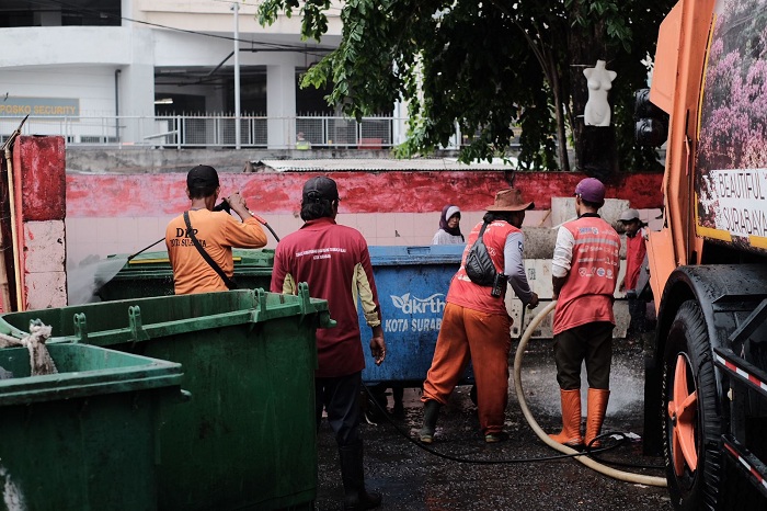 KELOLA: Pasukan Dinas Kebersihan Kota Surabaya membersihkan sampah di salah satu titik.