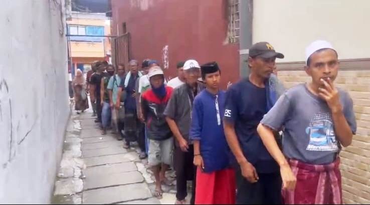BERBAGI: Warga mengantre untuk mendapatkan makan siang di kawasan Jalan Kalimas Udik 1C, Kelurahan Nyamplungan, Kecamatan Pabean Cantikan, Kota Surabaya.