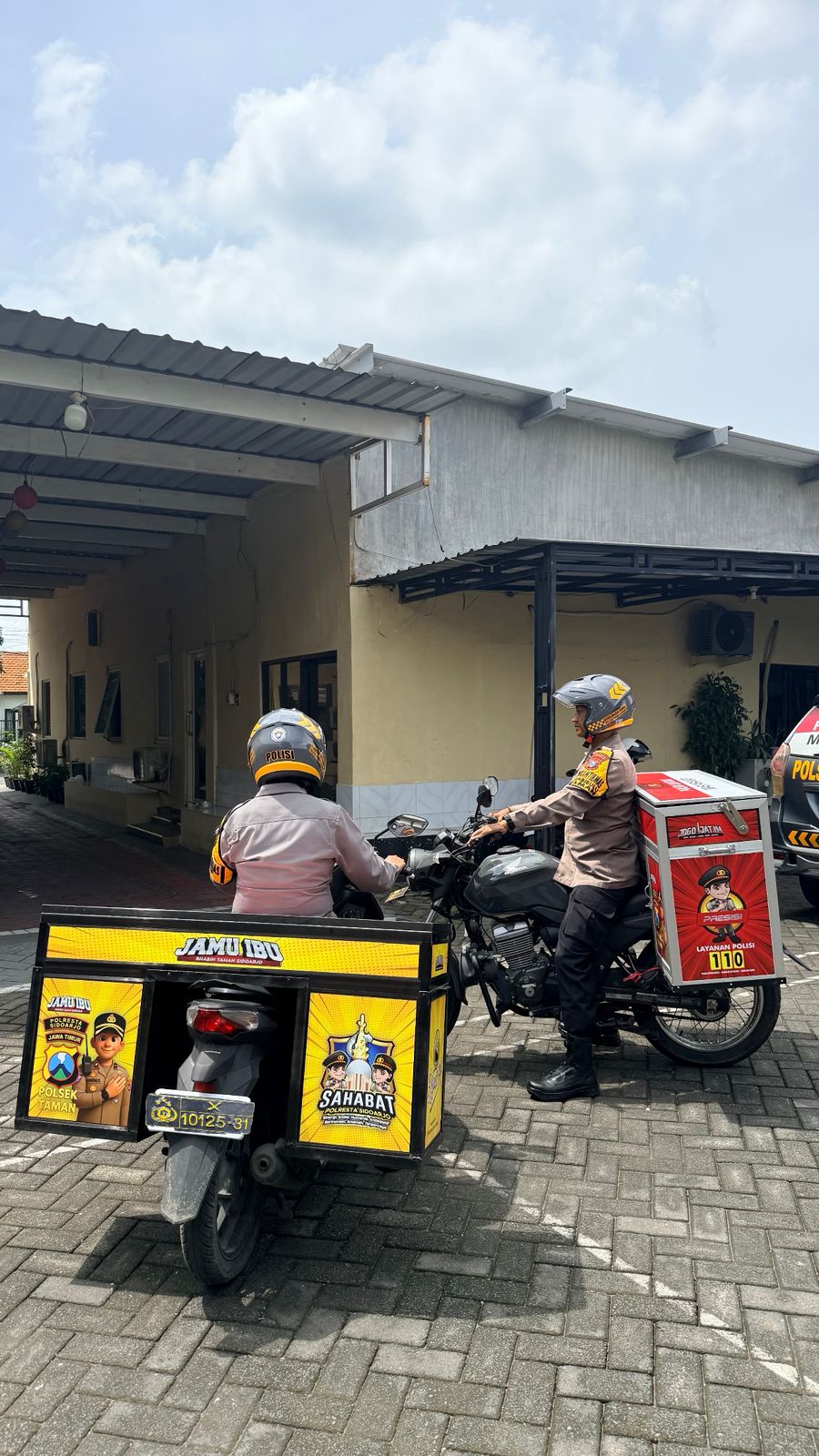 BERSIAP: Bhabinkamtibmas Polsek Taman gunakan cara unik dengan membawa rombong jamu dan kopi keliling saat patroli. (IST/RADAR SURABAYA)