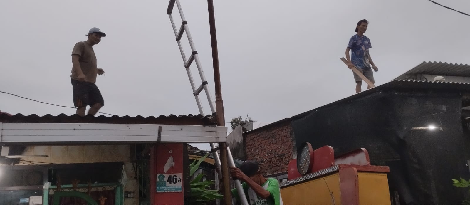 PARAH: Puluhan rumah warga di Sedati rusak diterjang angin puting beliung di dua desa, Kecamatan Sedati, Sidoarjo. (IST/RADAR SURABAYA)