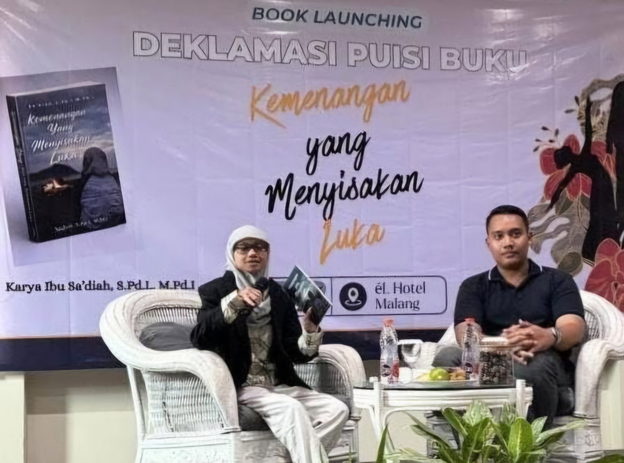 KARYA: Sa&rsquo;diah, memaparkan proses kreatif dan makna di balik karyanya saat sesi diskusi dan peluncuran buku di El Hotel Malang.(IST/RADAR SURABAYA)