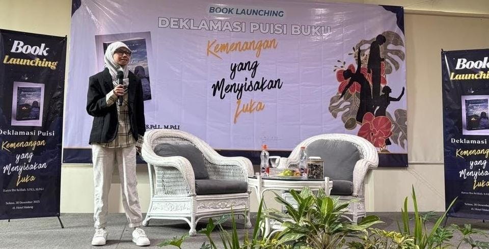 PERJALANAN: Sa&rsquo;diah, saat peluncuran buku dan deklamasi puisi di El Hotel Malang, Senin (5/1). Buku puisi ini merekam perjalanan hidup yang sarat refleksi, luka, dan kemenangan.(IST/RADAR SURABAYA)