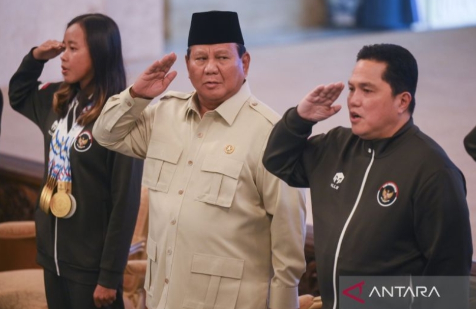 Presiden Prabowo Subianto (tengah) didampingi Menpora Erick Thohir (kedua kanan) bersama atlet triathlon Martina Ayu Pratiwi (kiri) Pemerintah menyerahkan bonus senilai Rp465,25 miliar.
