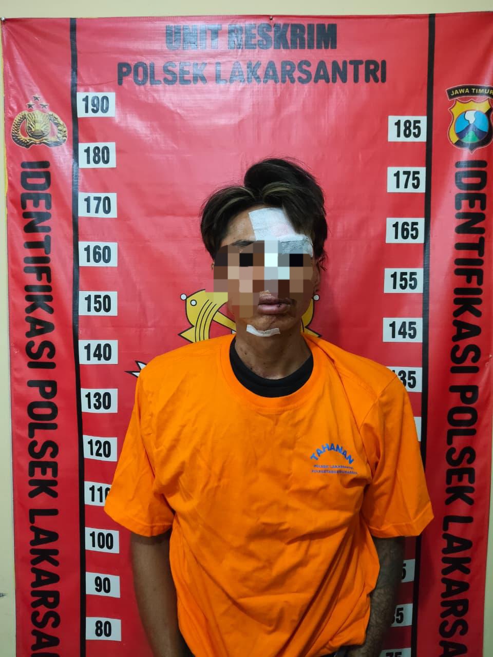 BABAK BELUR: Tersangka Iqbal saat diamankan usai dihajar massa di Lakarsantri, Surabaya. Ia mengaku sudah beraksi enam kali di Surabaya.(IST/RADAR SURABAYA)